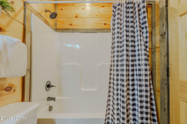 2043 Eagle Feather Drive, Sevierville, TN 37876