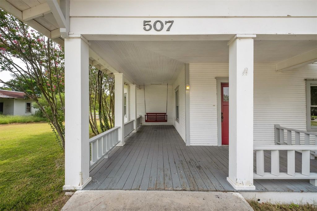507 Ash ST, Smithville, TX 78957