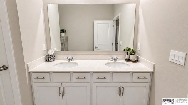 6430 Harvest Drive, Papillion, NE 68157