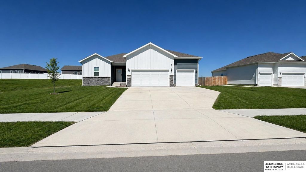6430 Harvest Drive, Papillion, NE 68157