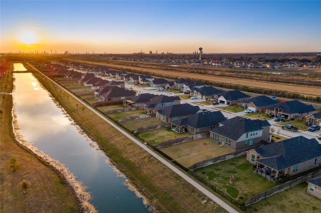 12114 Champions Forest Drive, Mont Belvieu, TX 77535