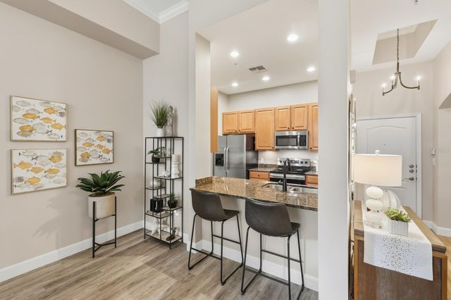 808 3RD AVENUE W 111, Bradenton, FL 34205