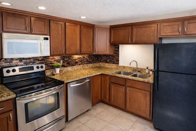 5495 NW 10th Ct 104, Plantation, FL 33313