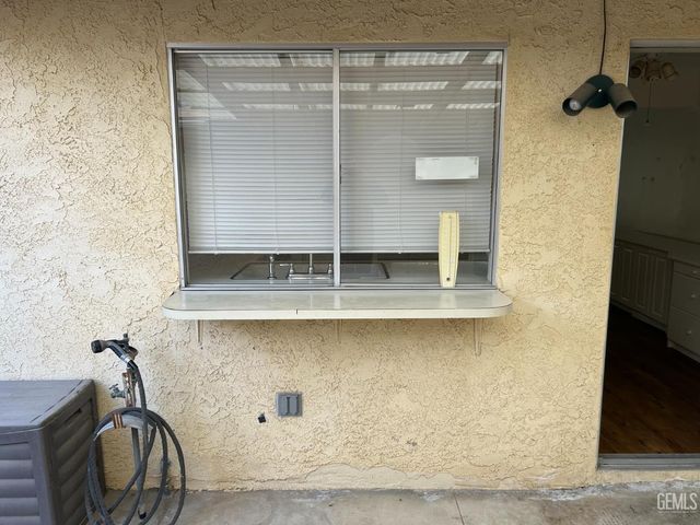 302 Calvin Street, Taft, CA 93268