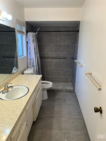 302 Calvin Street, Taft, CA 93268