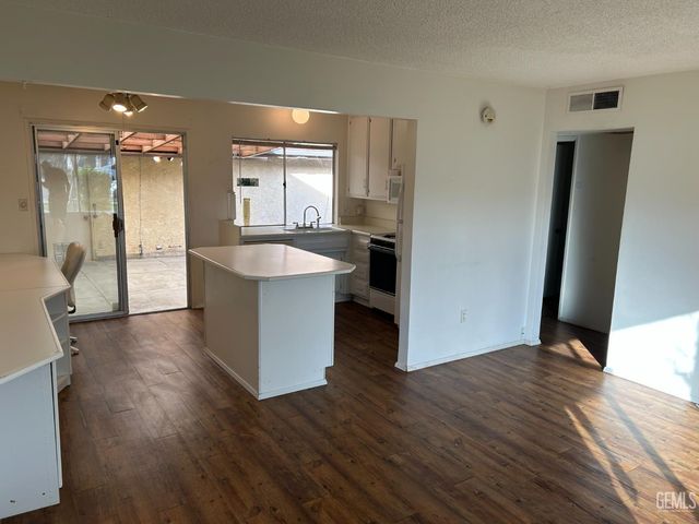 302 Calvin Street, Taft, CA 93268