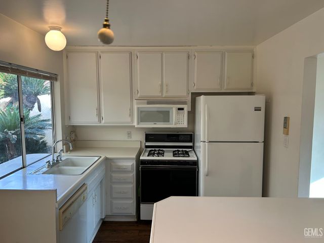 302 Calvin Street, Taft, CA 93268