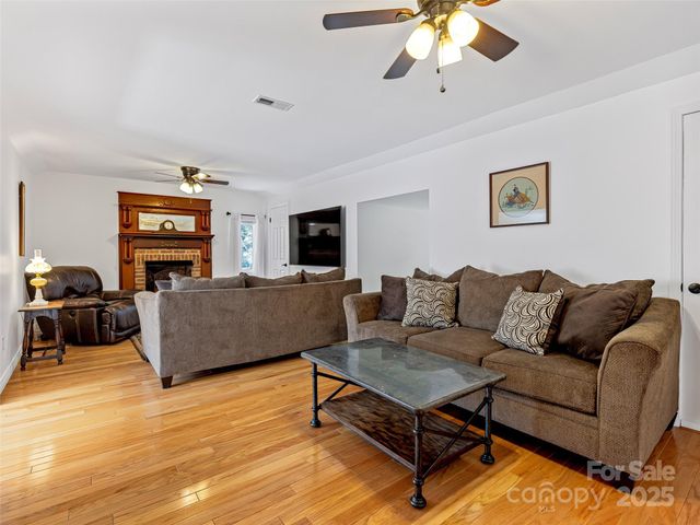 163 Northern Lights Lane, Hendersonville, NC 28739