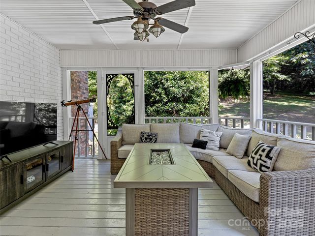 163 Northern Lights Lane, Hendersonville, NC 28739