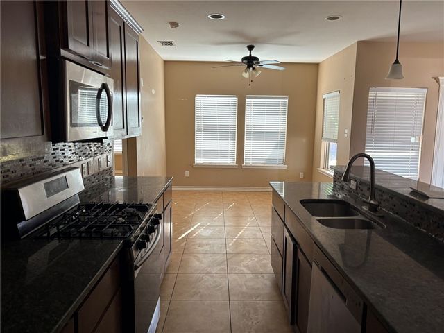 1605 Sea Oak Dr, Corpus Christi, TX 78418