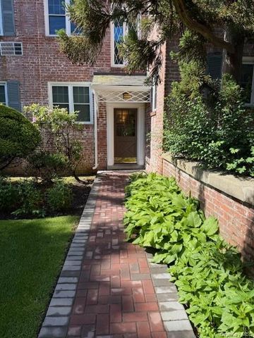 43 N Forest Avenue G3, Rockville Centre, NY 11570