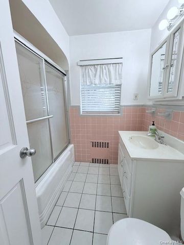 43 N Forest Avenue G3, Rockville Centre, NY 11570
