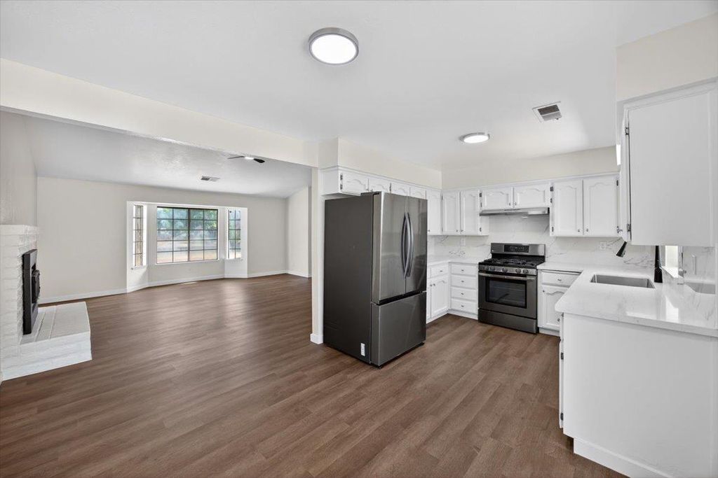 Image 11 of property listing at 3670 W Fedora Avenue, Fresno, CA 93722