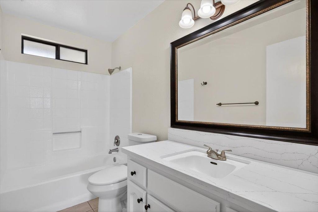 Image 14 of property listing at 3670 W Fedora Avenue, Fresno, CA 93722