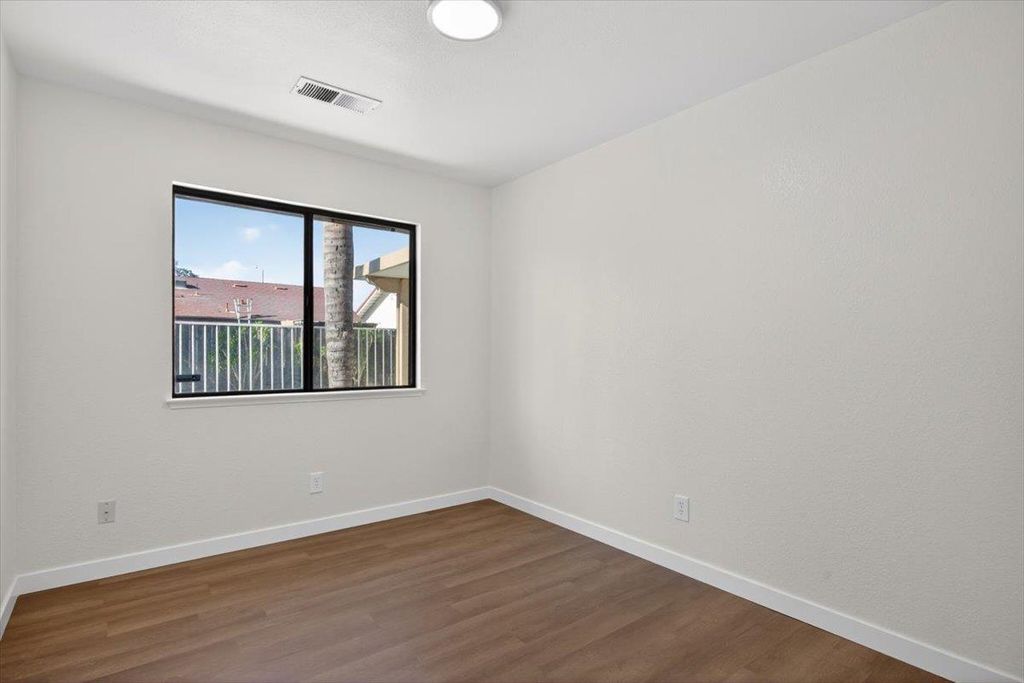 Image 15 of property listing at 3670 W Fedora Avenue, Fresno, CA 93722