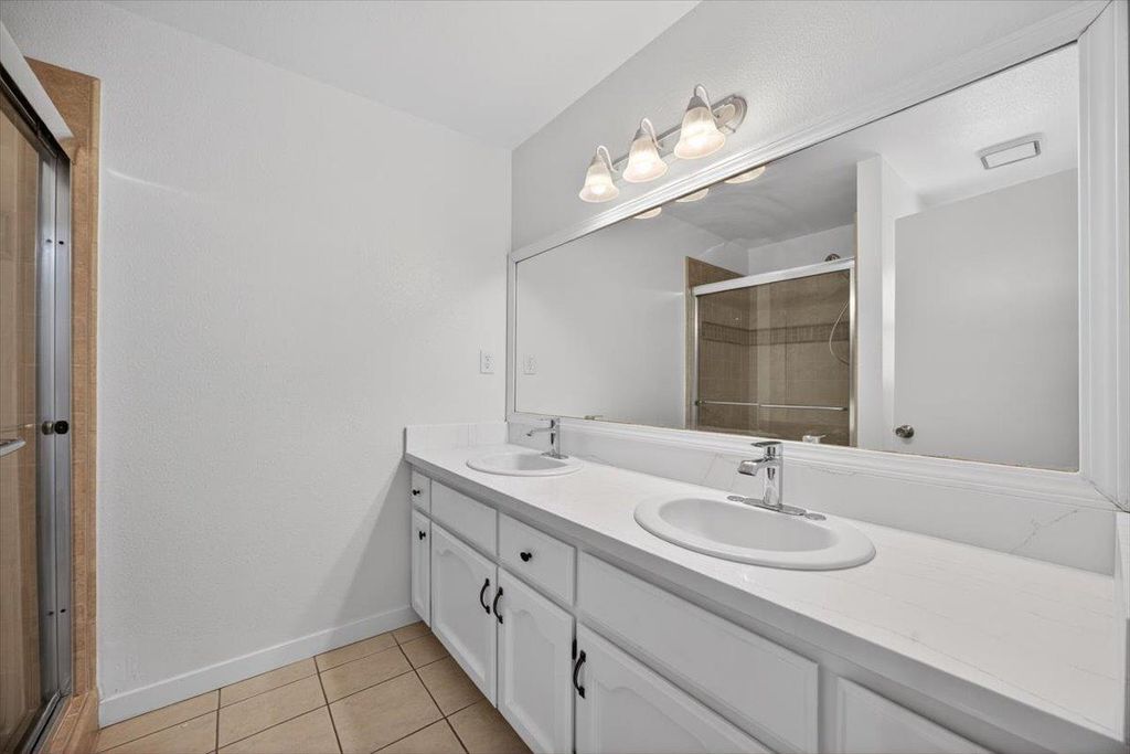 Image 26 of property listing at 3670 W Fedora Avenue, Fresno, CA 93722