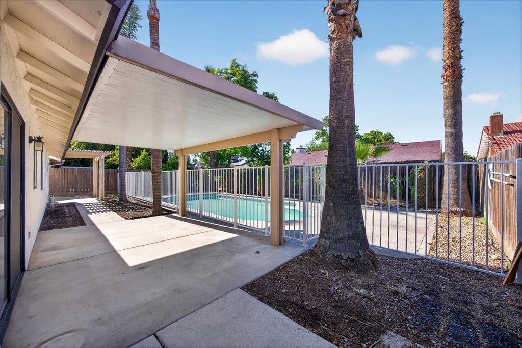 Image 28 of property listing at 3670 W Fedora Avenue, Fresno, CA 93722