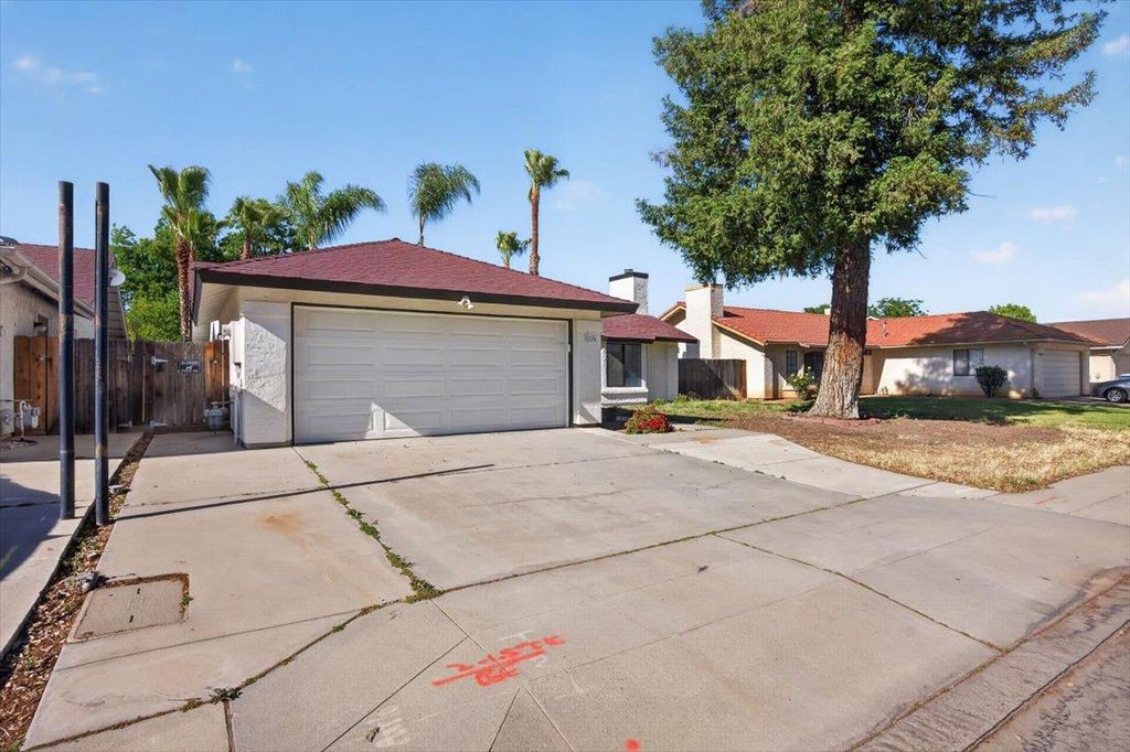 Image 3 of property listing at 3670 W Fedora Avenue, Fresno, CA 93722