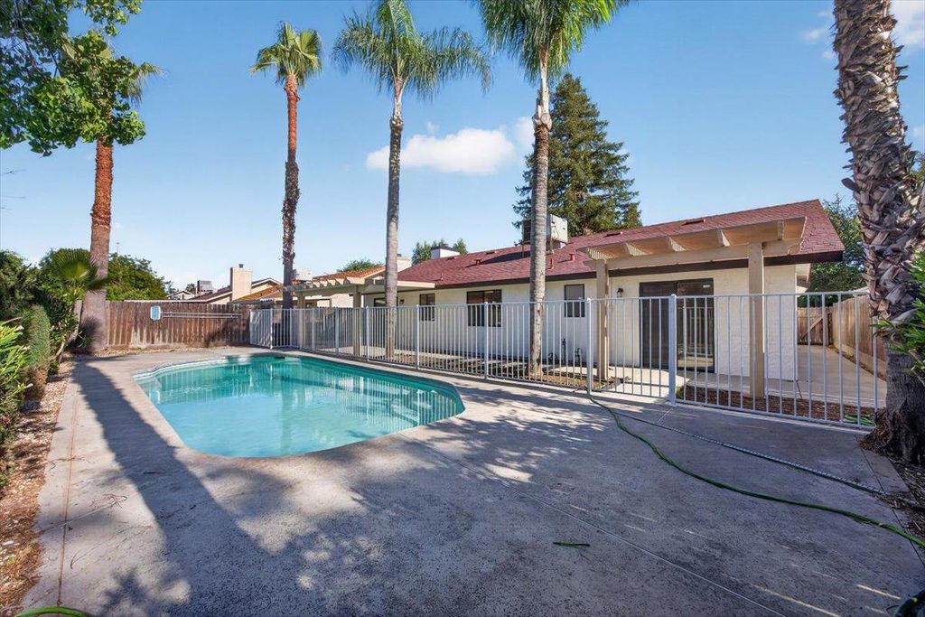 Image 30 of property listing at 3670 W Fedora Avenue, Fresno, CA 93722