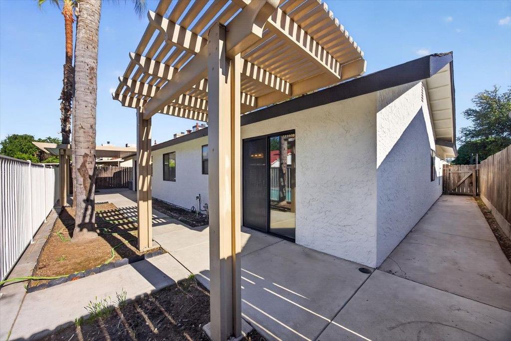 Image 31 of property listing at 3670 W Fedora Avenue, Fresno, CA 93722