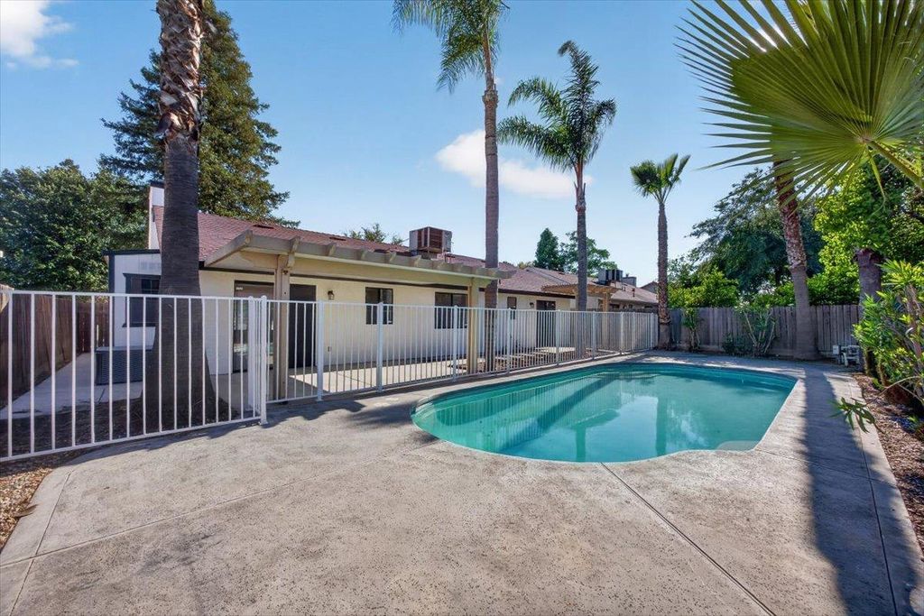 Image 32 of property listing at 3670 W Fedora Avenue, Fresno, CA 93722