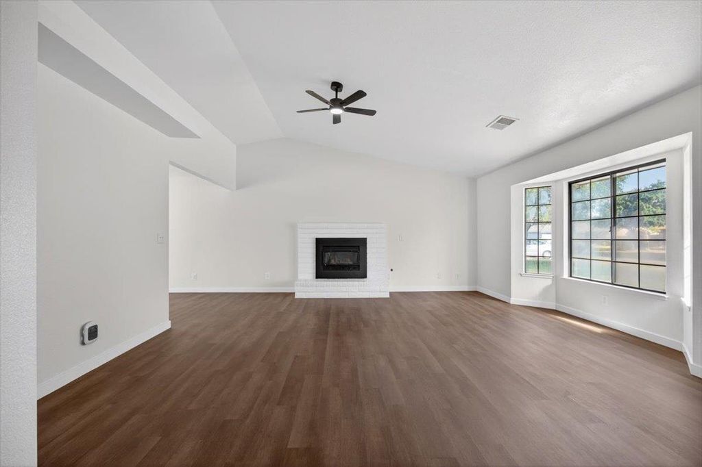 Image 4 of property listing at 3670 W Fedora Avenue, Fresno, CA 93722