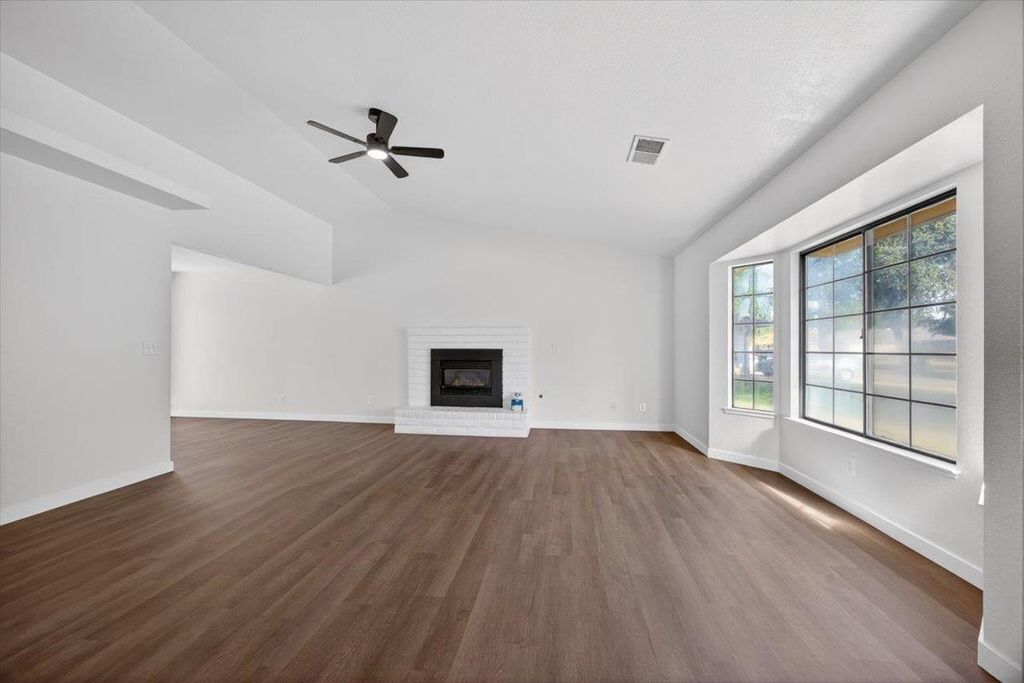 Image 7 of property listing at 3670 W Fedora Avenue, Fresno, CA 93722