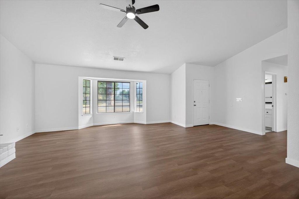 Image 8 of property listing at 3670 W Fedora Avenue, Fresno, CA 93722