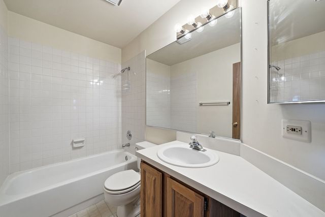 864 N Shady Oaks Drive 864, Elgin, IL 60120