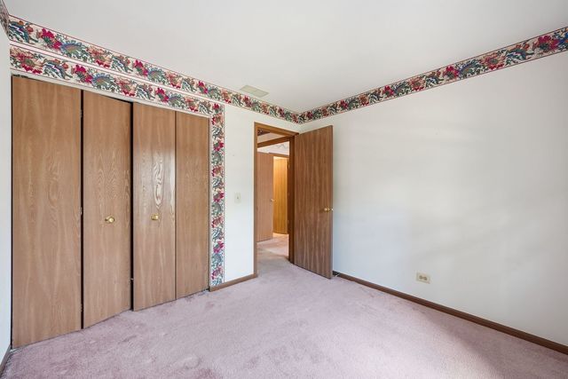 864 N Shady Oaks Drive 864, Elgin, IL 60120