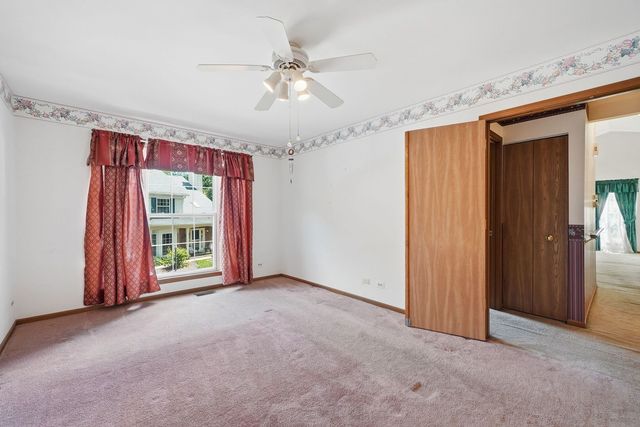 864 N Shady Oaks Drive 864, Elgin, IL 60120