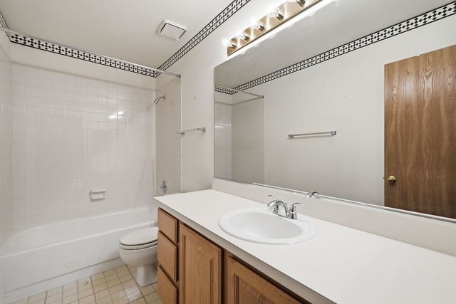 864 N Shady Oaks Drive 864, Elgin, IL 60120