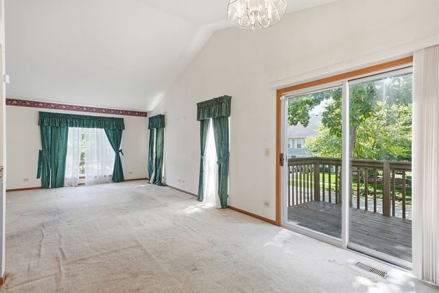 864 N Shady Oaks Drive 864, Elgin, IL 60120