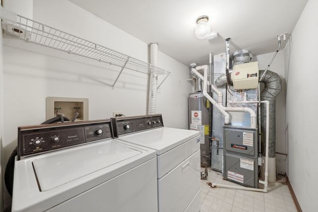 864 N Shady Oaks Drive 864, Elgin, IL 60120