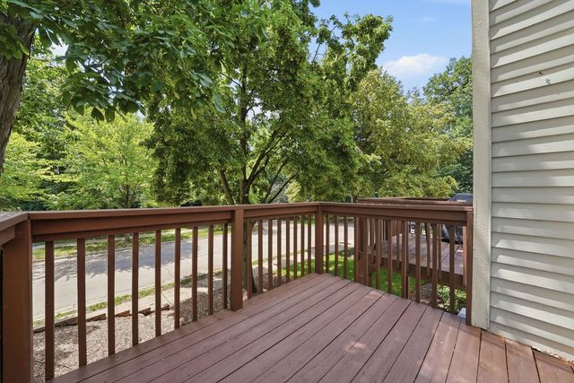 864 N Shady Oaks Drive 864, Elgin, IL 60120