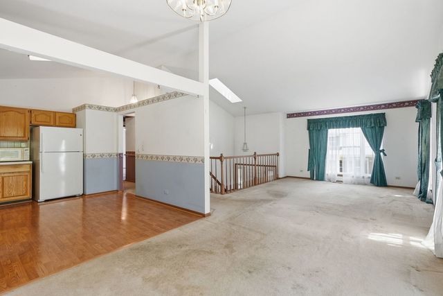864 N Shady Oaks Drive 864, Elgin, IL 60120
