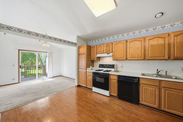 864 N Shady Oaks Drive 864, Elgin, IL 60120