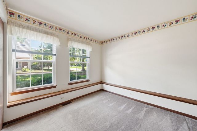 864 N Shady Oaks Drive 864, Elgin, IL 60120