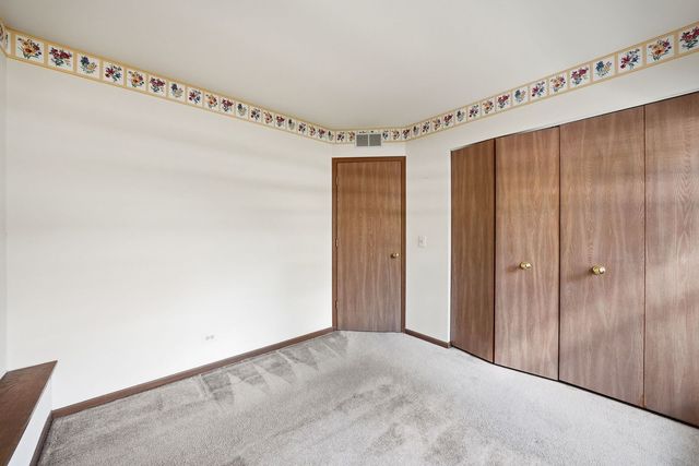 864 N Shady Oaks Drive 864, Elgin, IL 60120