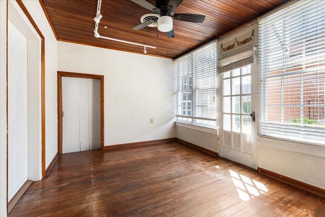 9299 N CONGRESS ST, New Market, VA 22844