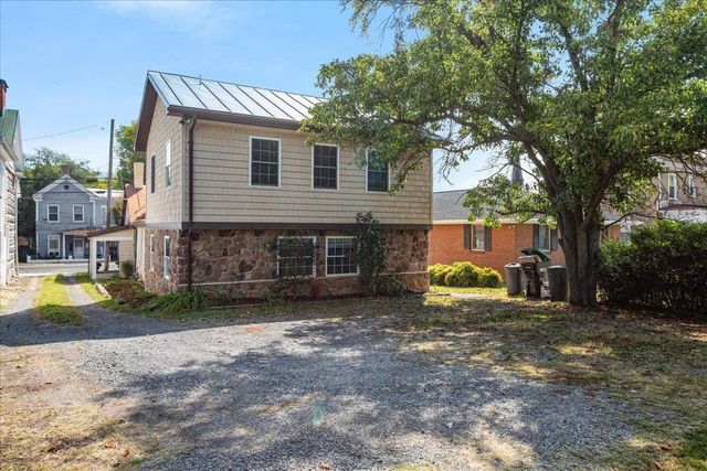 9299 N CONGRESS ST, New Market, VA 22844