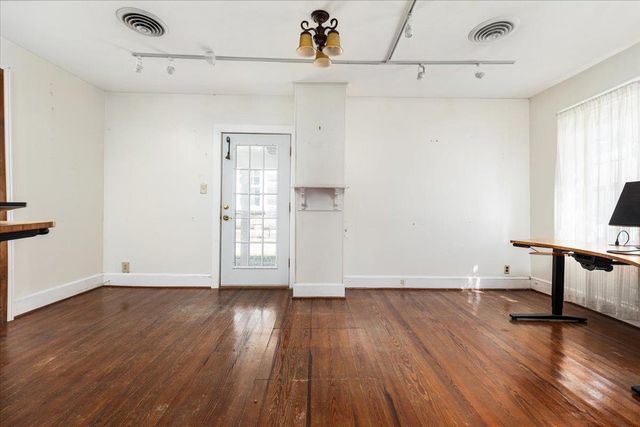 9299 N CONGRESS ST, New Market, VA 22844