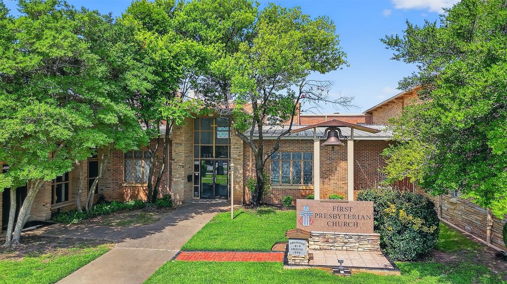 213 N Burnett Avenue, Denison, TX 75020