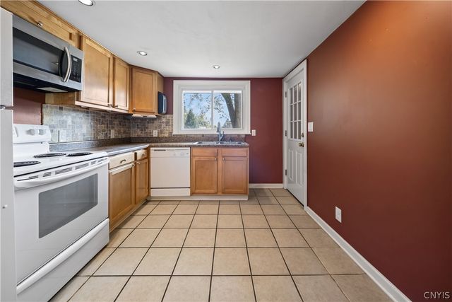 208 Danbury Drive, Camillus, NY 13219