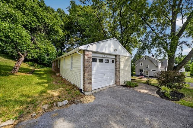 208 Danbury Drive, Camillus, NY 13219