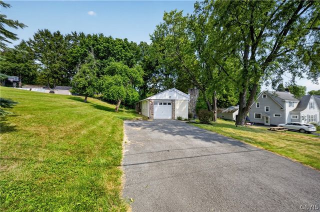 208 Danbury Drive, Camillus, NY 13219