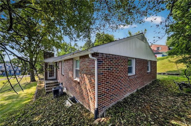208 Danbury Drive, Camillus, NY 13219