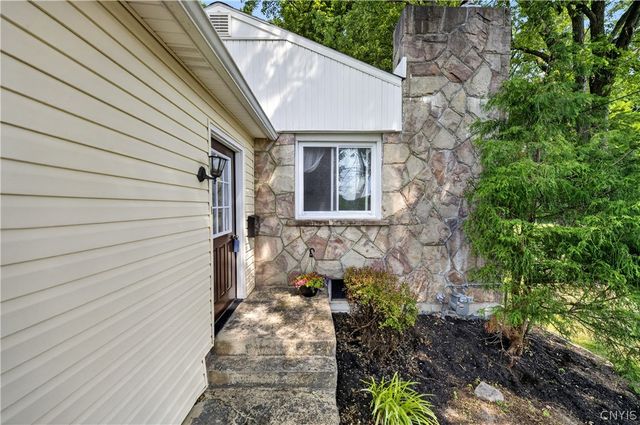 208 Danbury Drive, Camillus, NY 13219