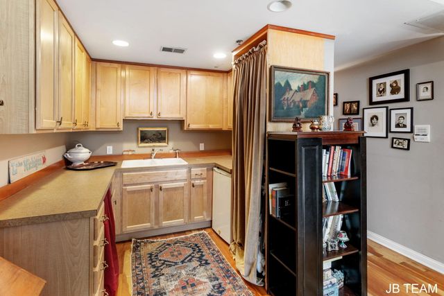 17 W 10th Street 220, Holland, MI 49423
