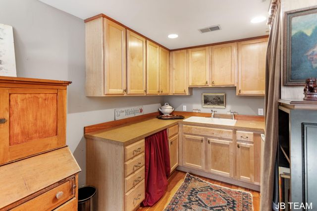 17 W 10th Street 220, Holland, MI 49423